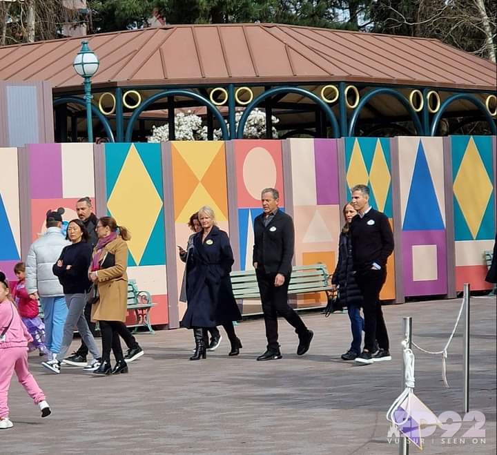 Bob Iger, NAtacha Rafalski et Josh d'Amaro, se promène devant l'attraction it's a small world