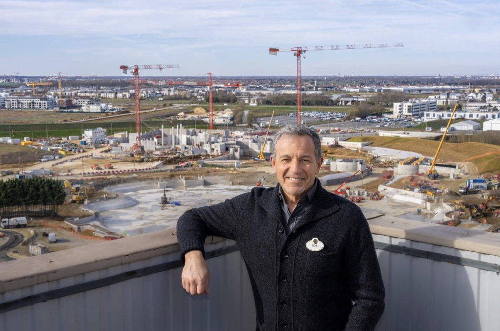 Bob Iger devant le chantier du land Frozen